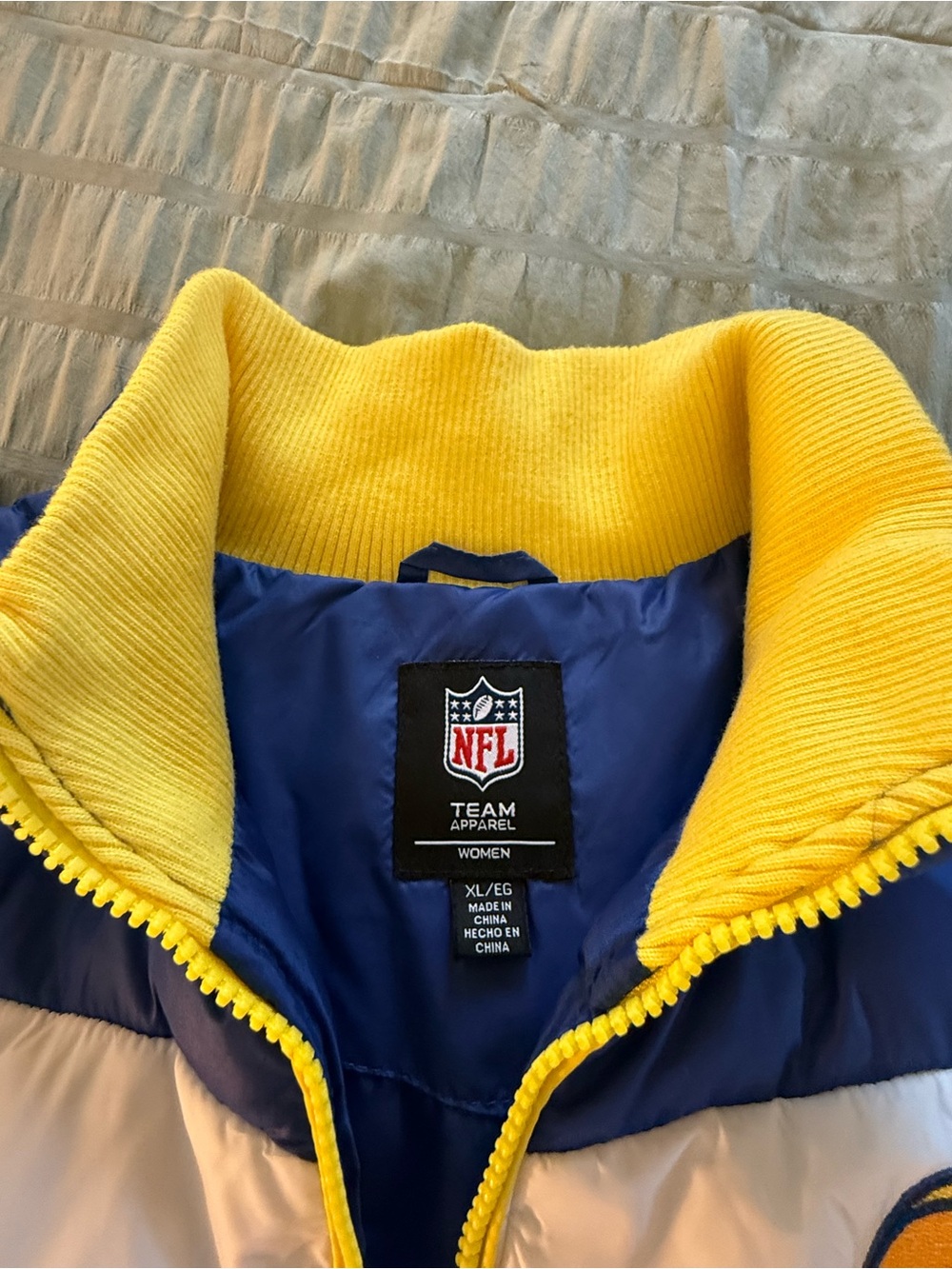 LA Rams Puffy Vest - Picture 7 of 7